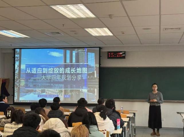 英语系新生开展师生共建活动