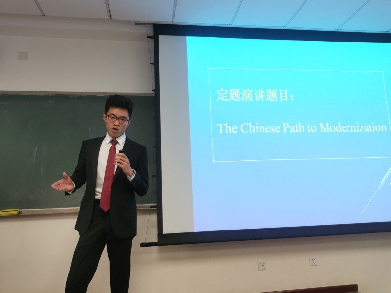 英语2204班罗方玲和贺志强担任主持人