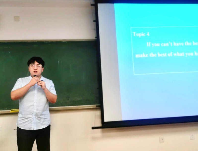 英语2204班罗方玲和贺志强担任主持