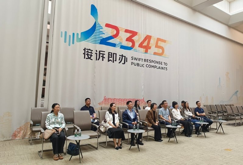 引导党员教师走进政务实践